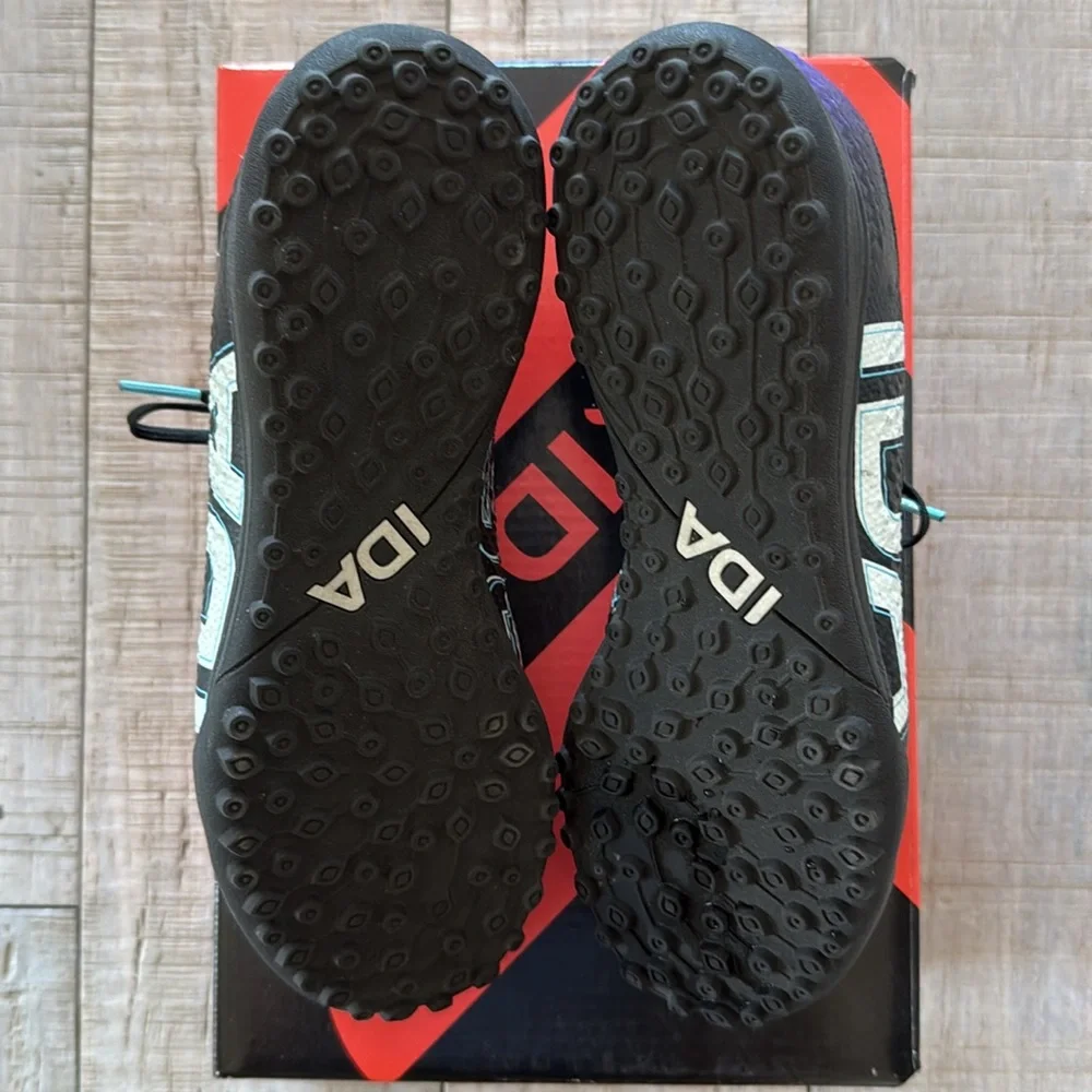 WOMEN’S specific IDA Rise indoor soccer/turf shoes in size 6.